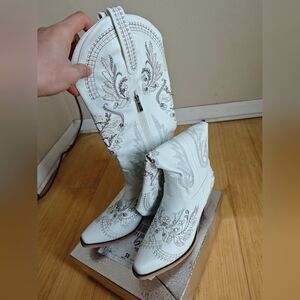 Elegant Embroidered White Western Boots